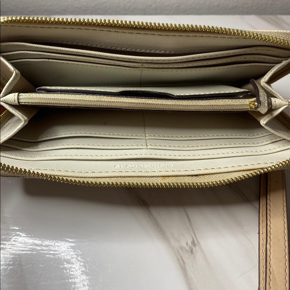 Michael Kors Wallet - Picture 4 of 9